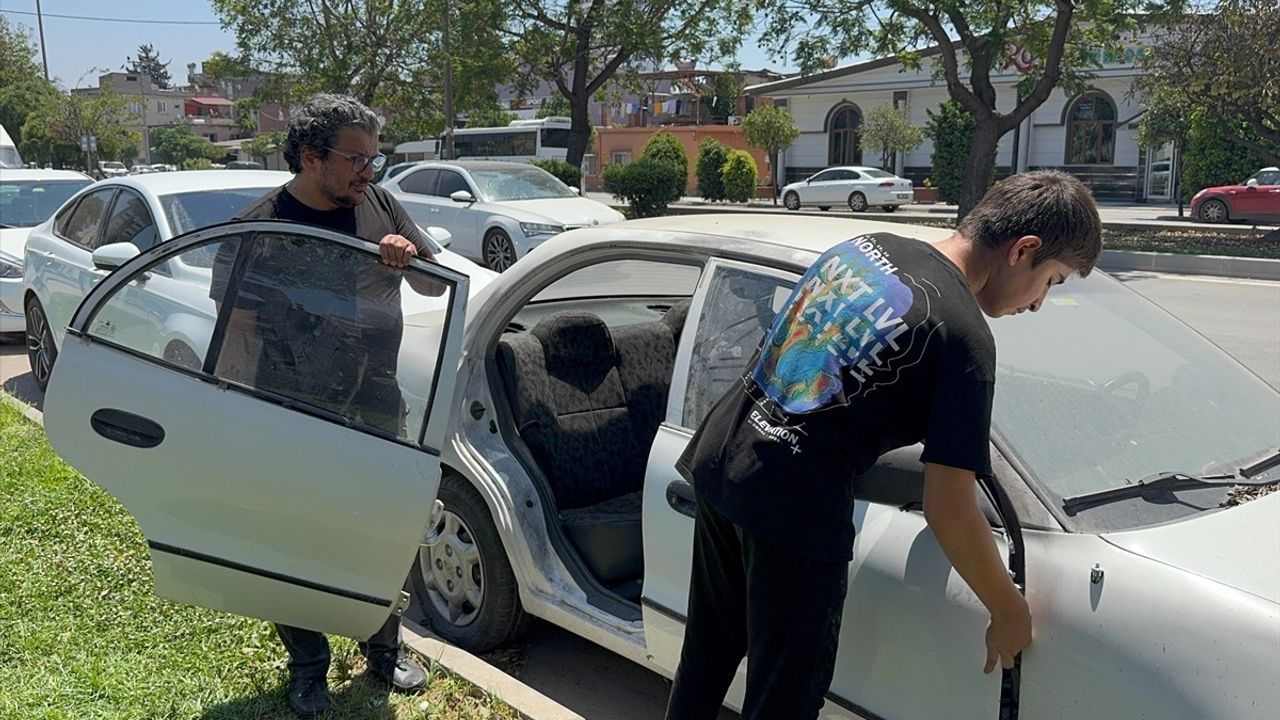 Adana'da Park Halindeki Otomobilin Kapılarını Çalan Zanlı Tutuklandı