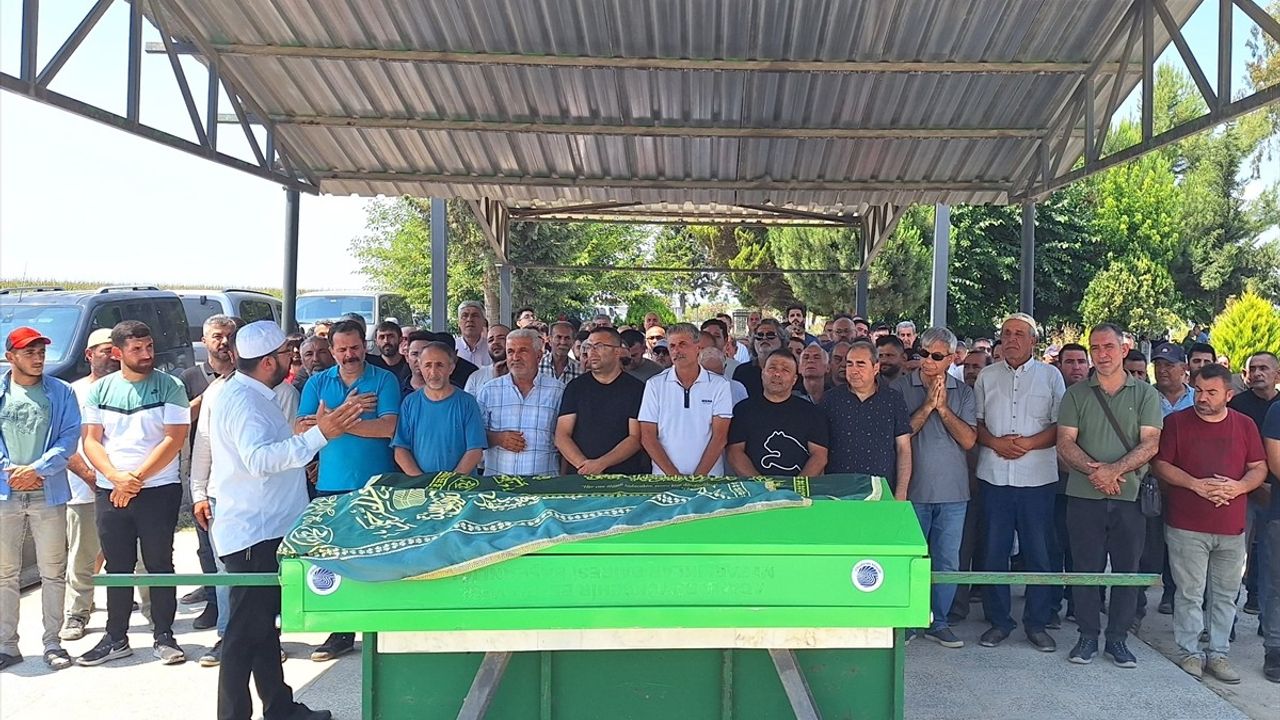 Adana'da Sulama Kanalına Devrilen Pikap Kazası: Baba ve İki Kızı Hayatını Kaybetti