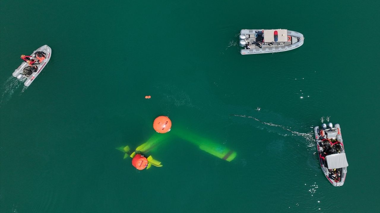 Adana'da Yangın Söndürme Uçağının Enkazı Kıyıya Çekildi