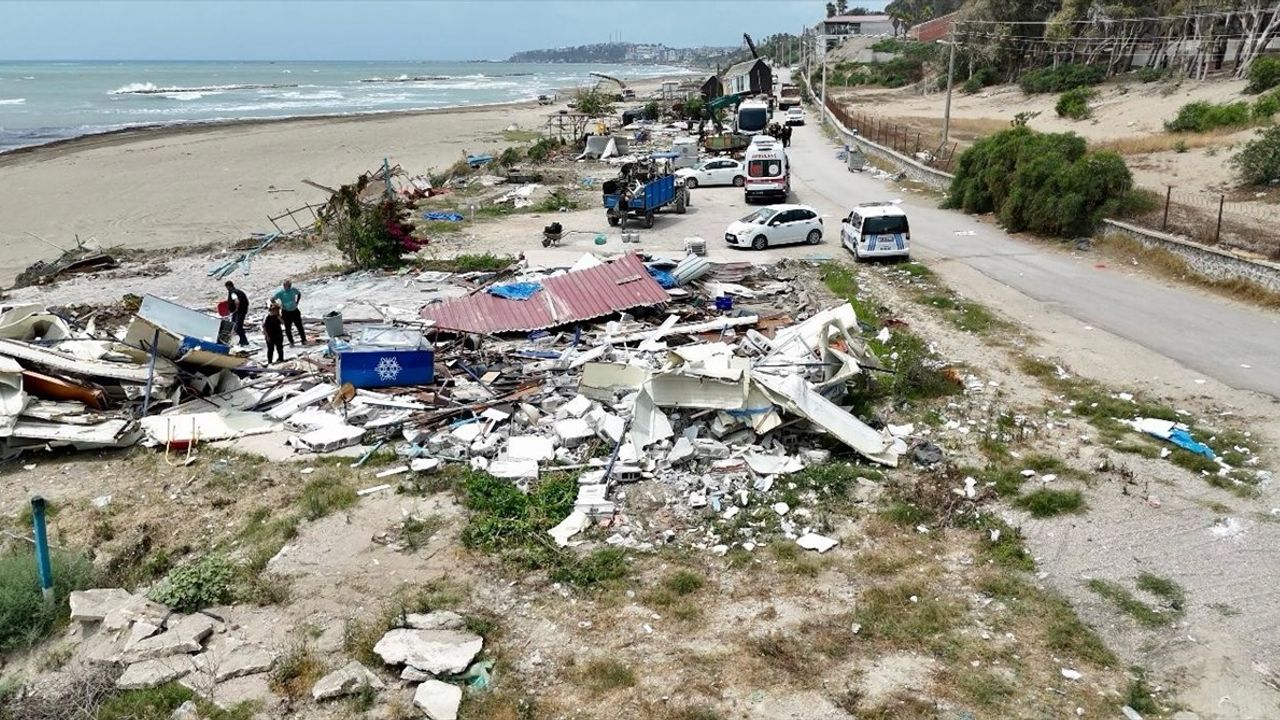 Adana'nın Karataş Sahilinde Kaçak Yapılar Yıkılıyor