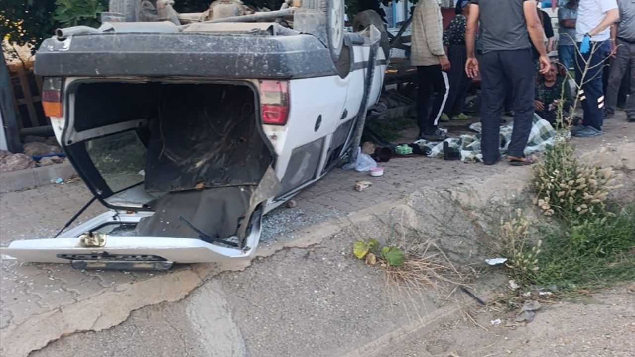 Adıyaman'da Hafif Ticari Araç Şarampole Devrildi: 1 Ölü, 1 Yaralı