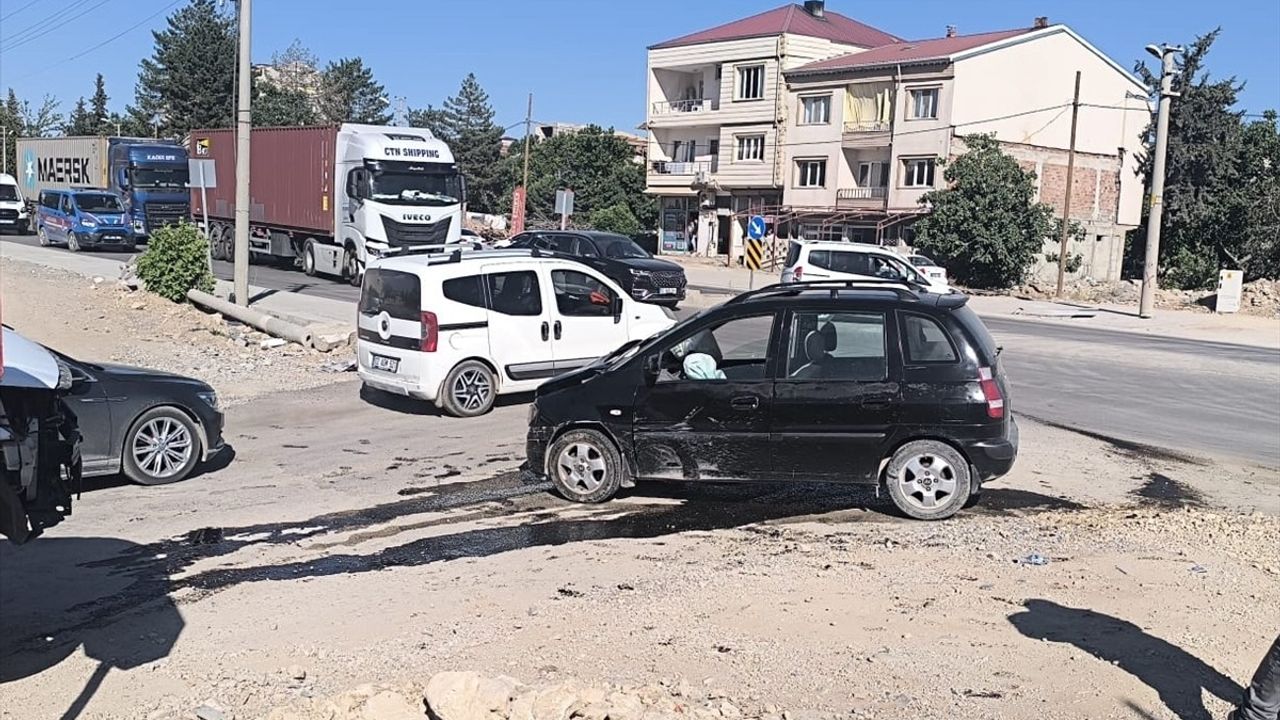 Adıyaman'da İki Otomobilin Çarpışması Sonucu 4 Kişi Yaralandı