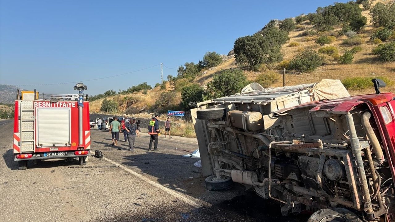 Adıyaman'da Kamyonet ile Otomobil Çarpıştı: 1 Ölü, 5 Yaralı