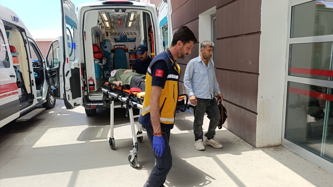 Adıyaman'da Şarampole Devrilen Otomobilde 8 Kişi Yaralandı