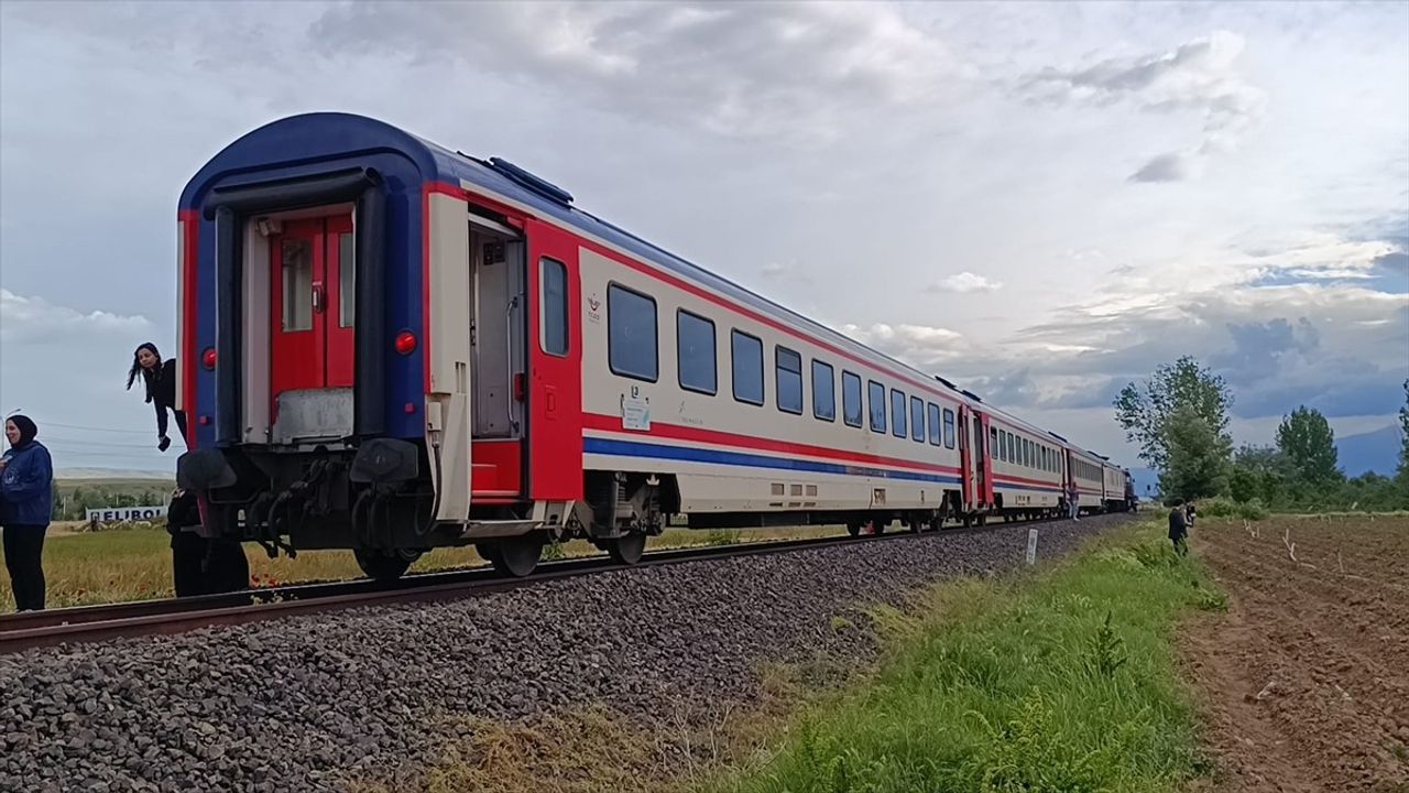 Afyonkarahisar'da Hemzemin Geçitte Tren Minibüse Çarptı: Bir Kişi Yaralandı