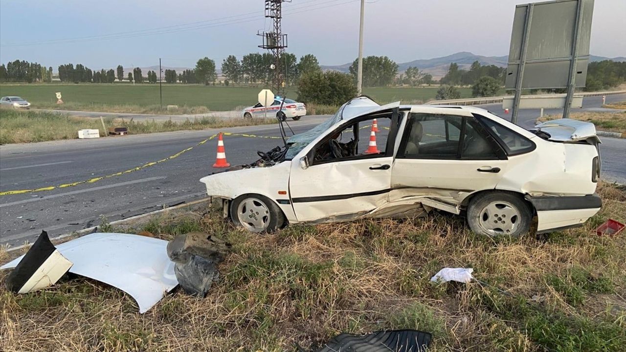 Afyonkarahisar'da Otomobil-Traktör Çarpışması: 4 Yaralı