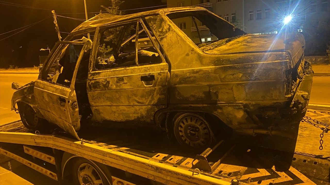 Afyonkarahisar'da Otomobilin Traktöre Çarpması Sonucu 1 Kişi Hayatını Kaybetti, 4 Kişi Yaralandı