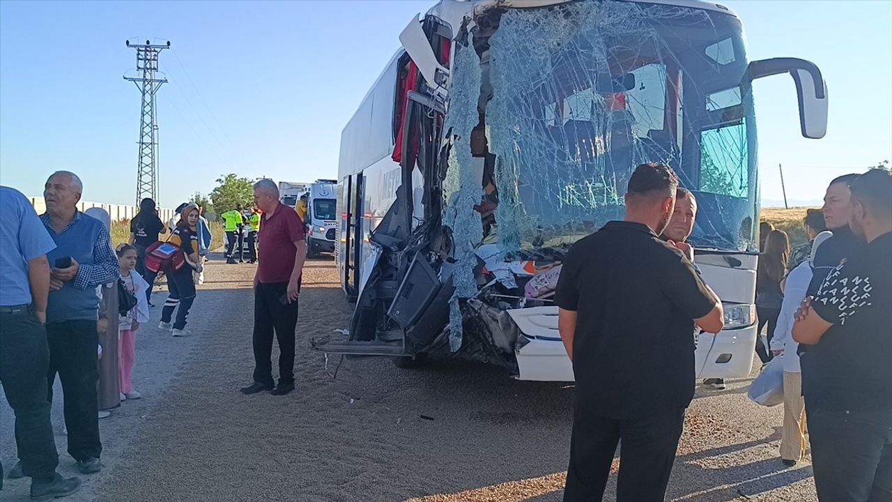 Afyonkarahisar'da Yolcu Otobüsü Tıra Çarptı: 9 Yaralı