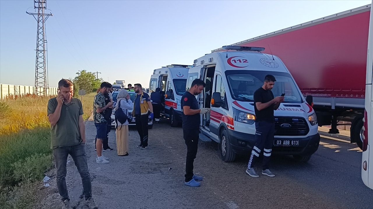 Afyonkarahisar'da Yolcu Otobüsünün Tıra Çarpması Sonucu 24 Kişi Yaralandı