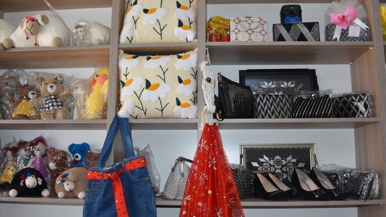 Afyonkarahisar Kadın Kültür Evi'nde Atık Malzemelerle Gelir Elde Ediliyor