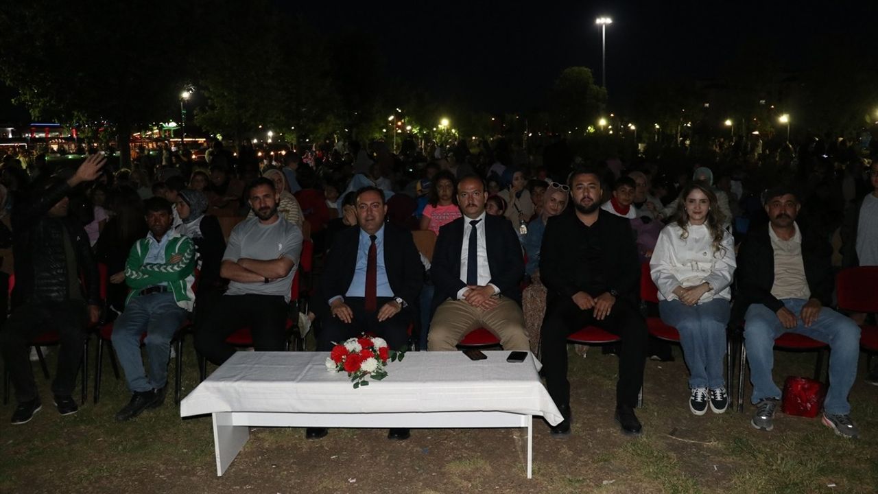 Ağrı'da Çocuklar Şenlikte Oyun Oynayıp Açık Havada Sinema İzledi