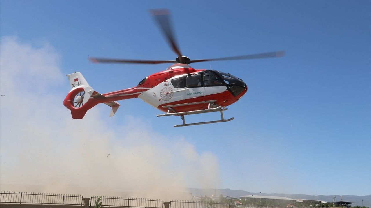 Ağrı'da Solunum Problemi Yaşayan Bebek, Ambulans Helikopterle Bitlis'e Nakledildi