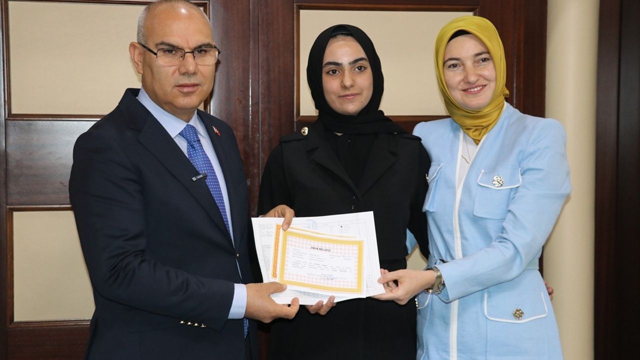 Ağrı'da yeniden okula kazandırılan öğrenciler karne sevinci yaşadı