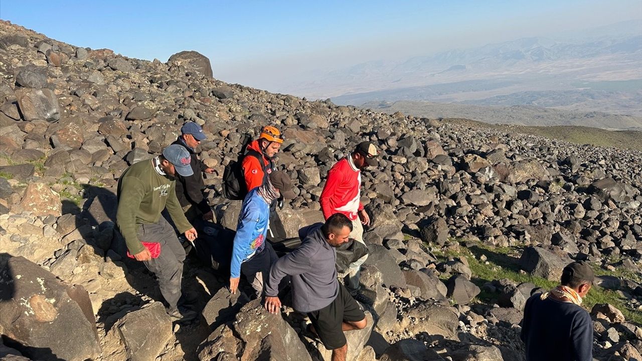 Ağrı Dağı Tırmanışında Bir Kişi Hayatını Kaybetti