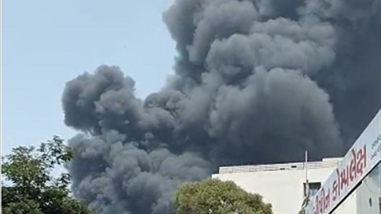 Ahmedabad'da Yolcu Uçak Kazası: Uçakta 242 Yolcu Olduğu İddia Ediliyor