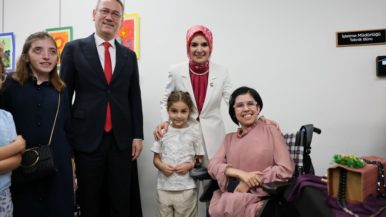 Aile ve Sosyal Hizmetler Bakanı Göktaş, Başakşehir Engelsiz Yaşam Merkezi'nde Sergi Açılışına Katıldı