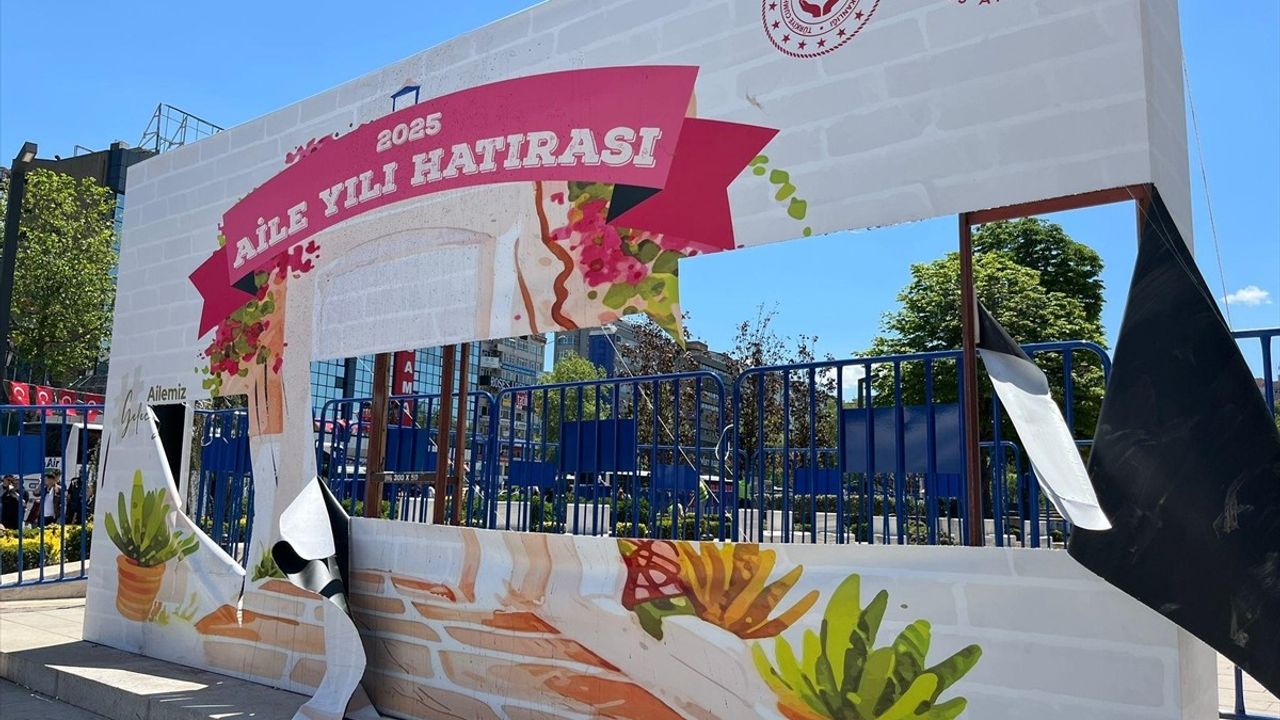 Aile ve Sosyal Hizmetler Bakanlığı, Aile Yılı Panosuna Zarar Veren Gençlerle Temas Kurdu