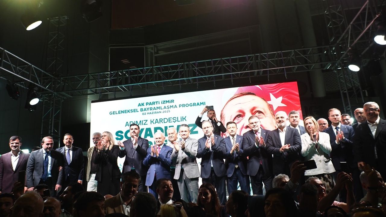 AK Parti Genel Sekreteri İnan, İzmir'deki Çöp Sorununu Eleştirdi