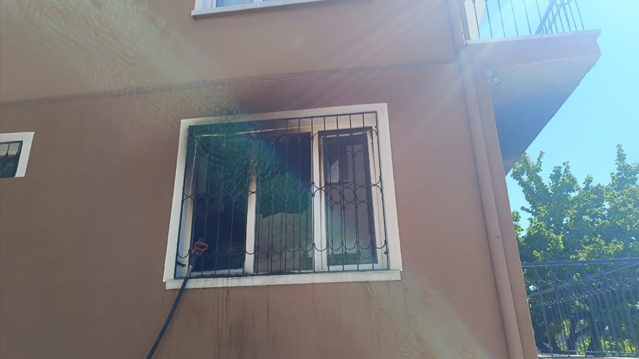 Aksaray'da Apartmanda Yangına Müdahale Eden Kişi Dumandan Etkilendi