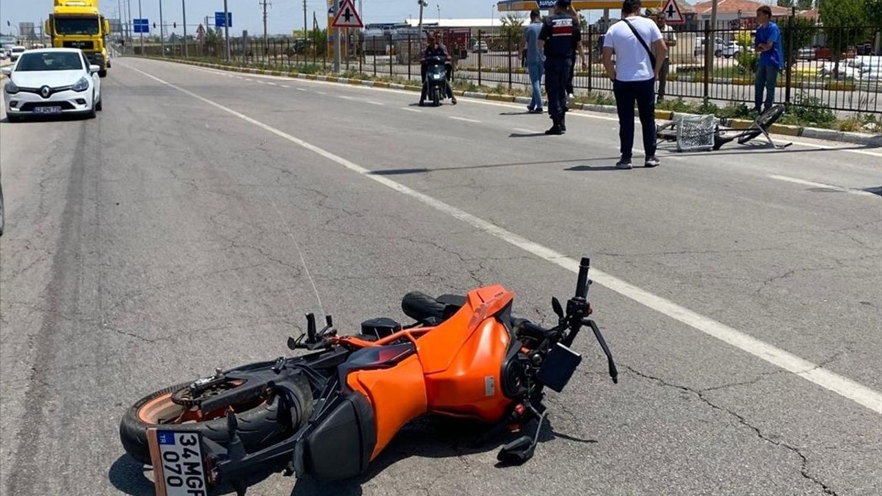 Aksaray'da Motosiklet Çarpan Bisikletli Ağır Yaralandı