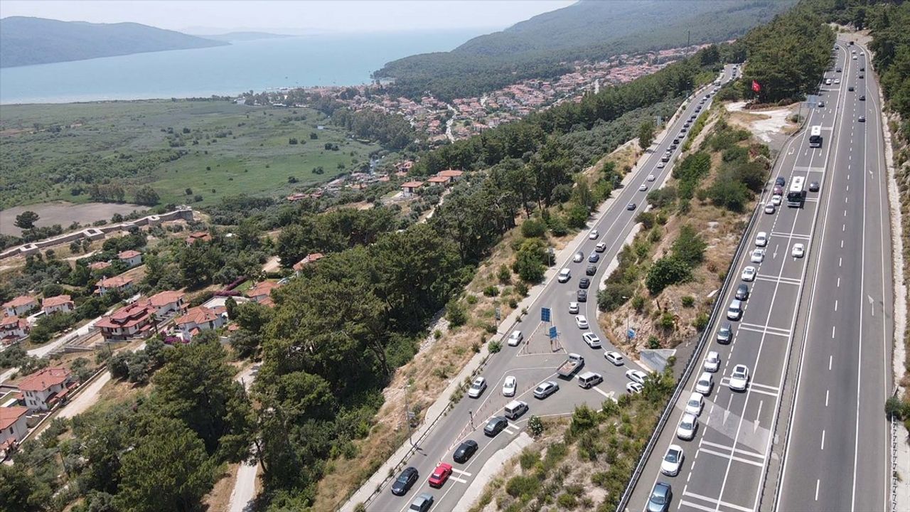 Akyaka'da Kurban Bayramı Yoğunluğu: Sakin Kent'te Trafik ve Plajlar Kalabalıklaştı