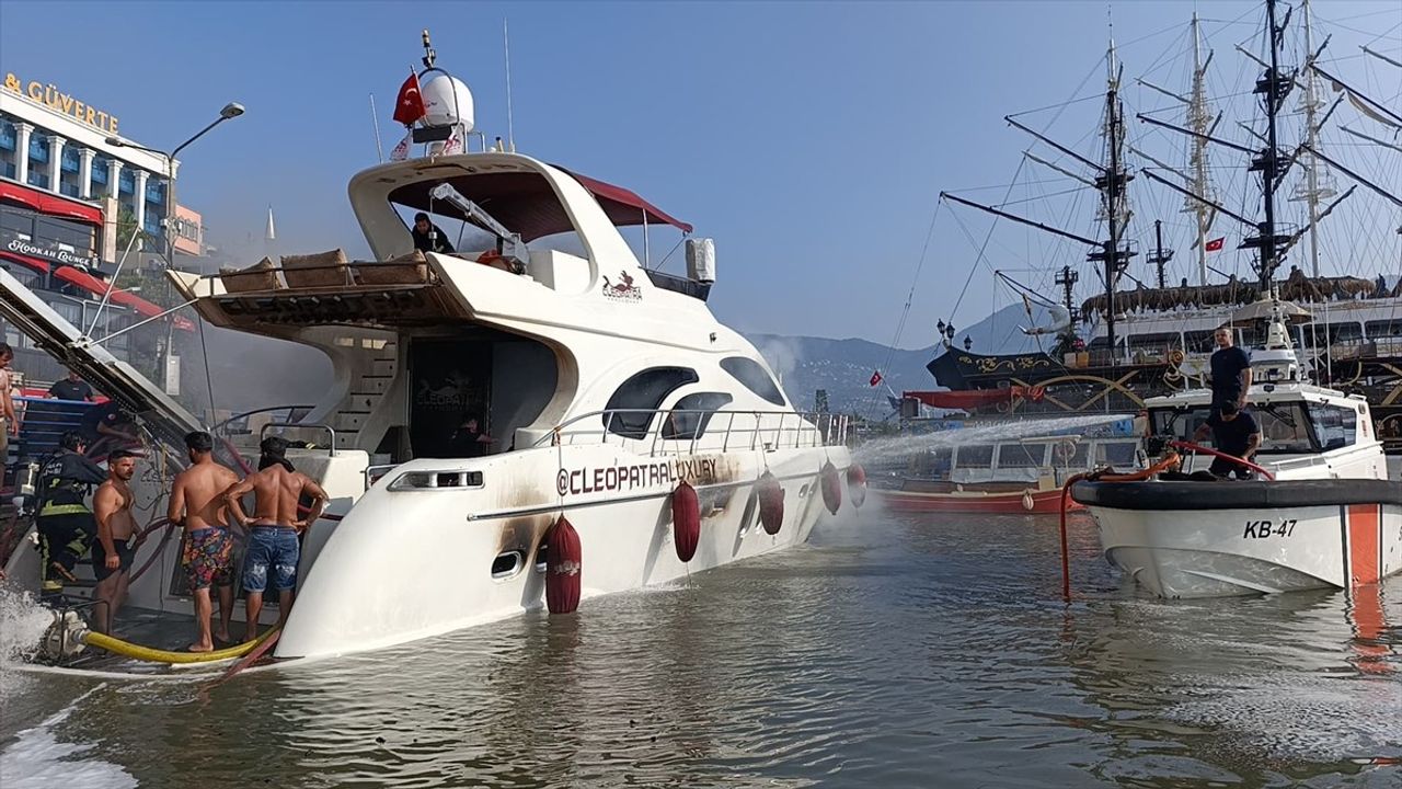 Alanya'da Lüks Gezi Teknesinde Yangın Çıktı