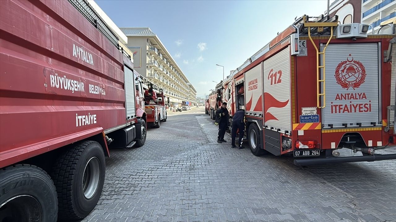 Alanya'da Otelde Çıkan Yangın Kontrol Altına Alındı; Ruhsatsız Faaliyet Devam Ediyor