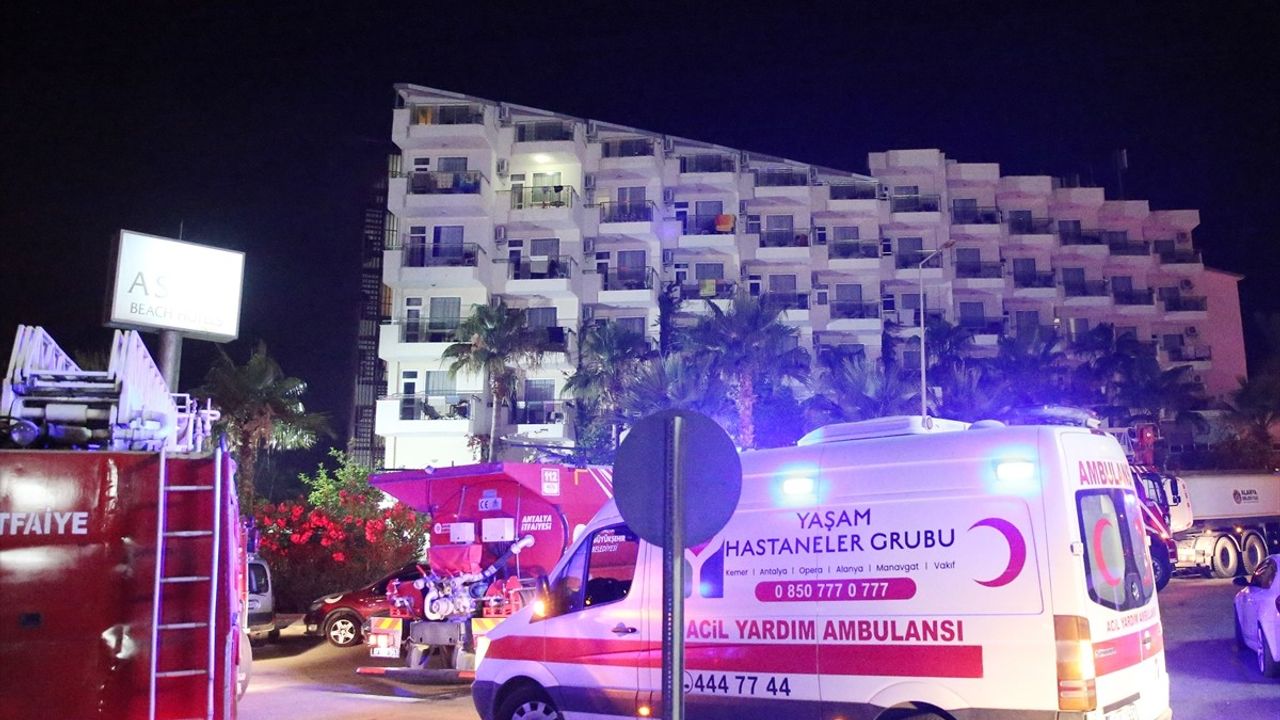 Alanya'daki Otelde Yangın Söndürüldü, İki Kişi Hastaneye Kaldırıldı