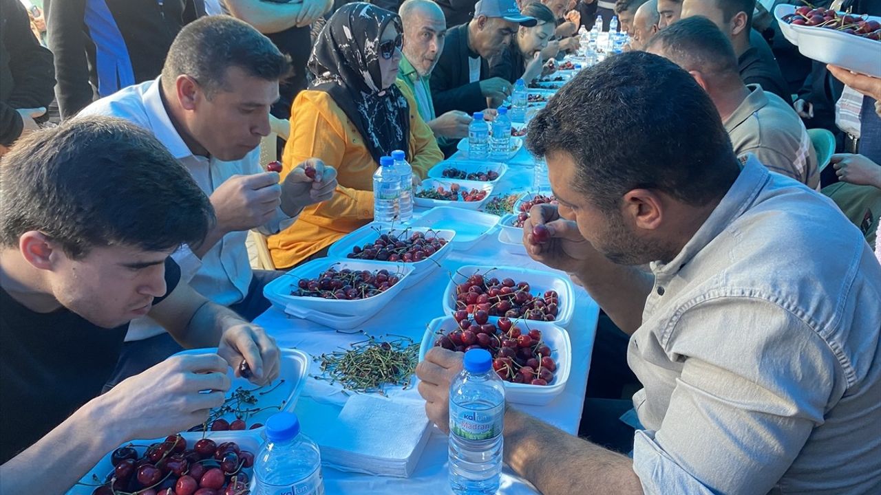 Alaşehir'de Kiraz Yeme Yarışmasını Dursun Gökçen Kazandı