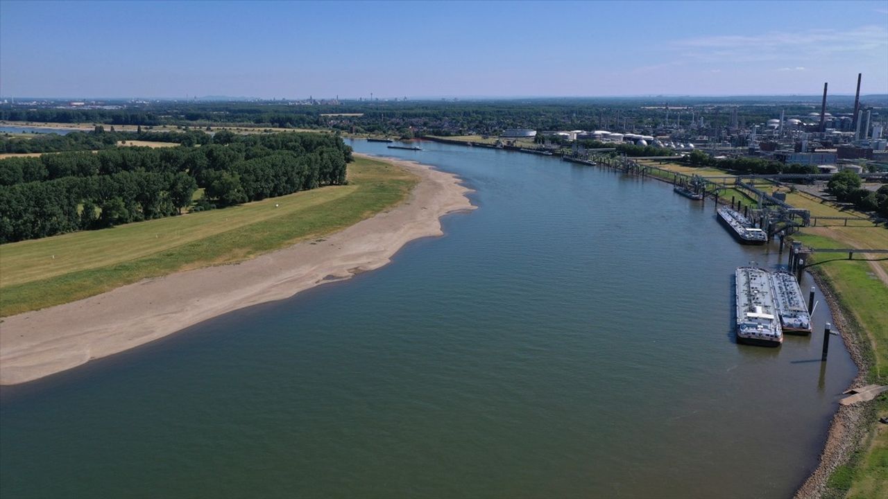 Almanya'daki Kuraklık Ren Nehri'nde Nakliye İşlemlerini Zorlaştırıyor