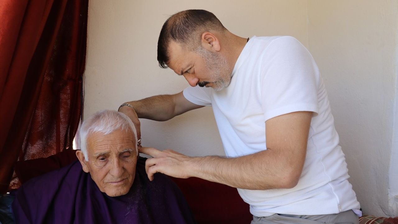 Amasya'da Muhtar, Yaşlılara Ücretsiz Bayram Tıraşı Yapıyor