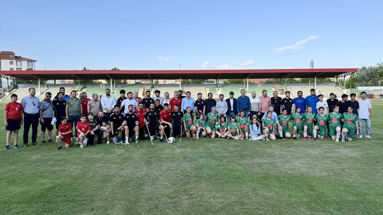 Ampute Futbol Milli Takımı Kırşehir'de Kadın Takımıyla Gösteri Maçı Yaptı