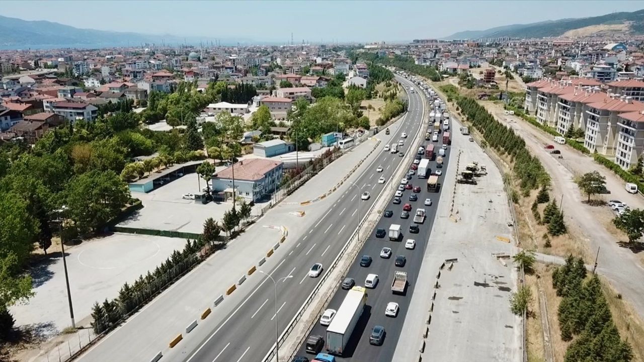 Anadolu Otoyolu'nda Kaza: Yolcu Otobüsü ve Tır Çarpıştı