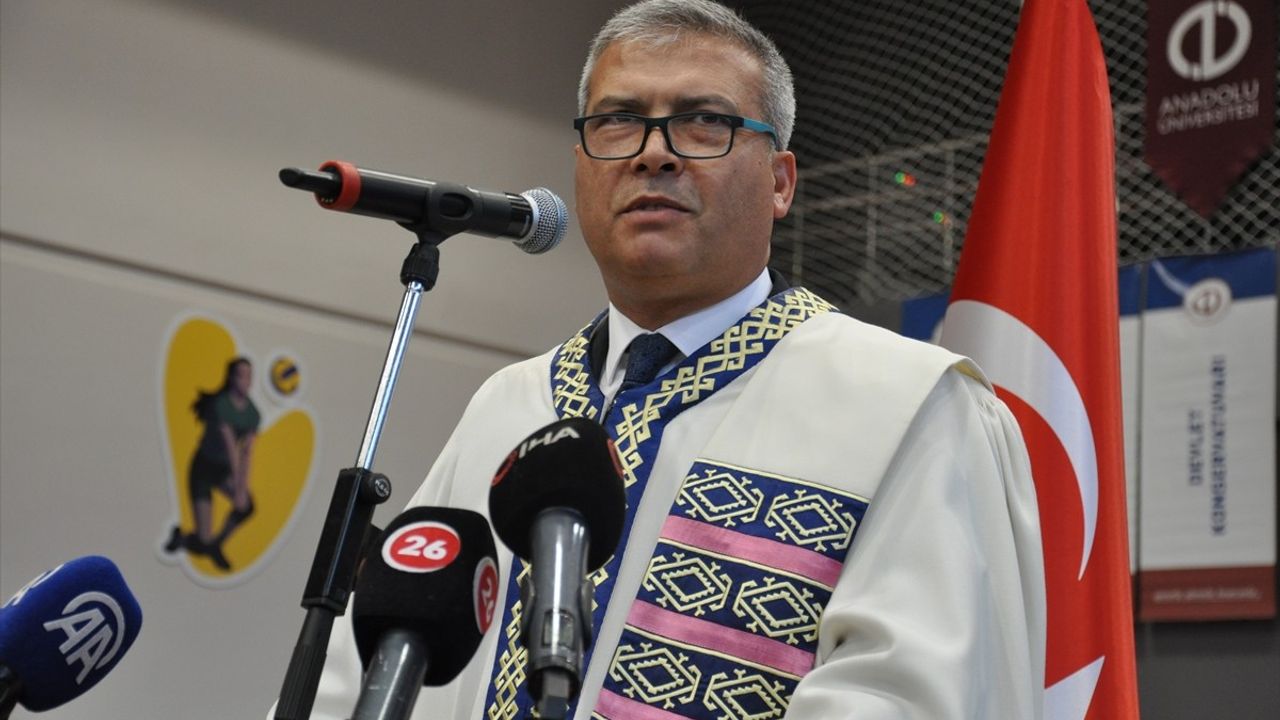 Anadolu Üniversitesi Mezuniyet Töreni, 7'den 77'ye Öğrencileri Bir Araya Getirdi