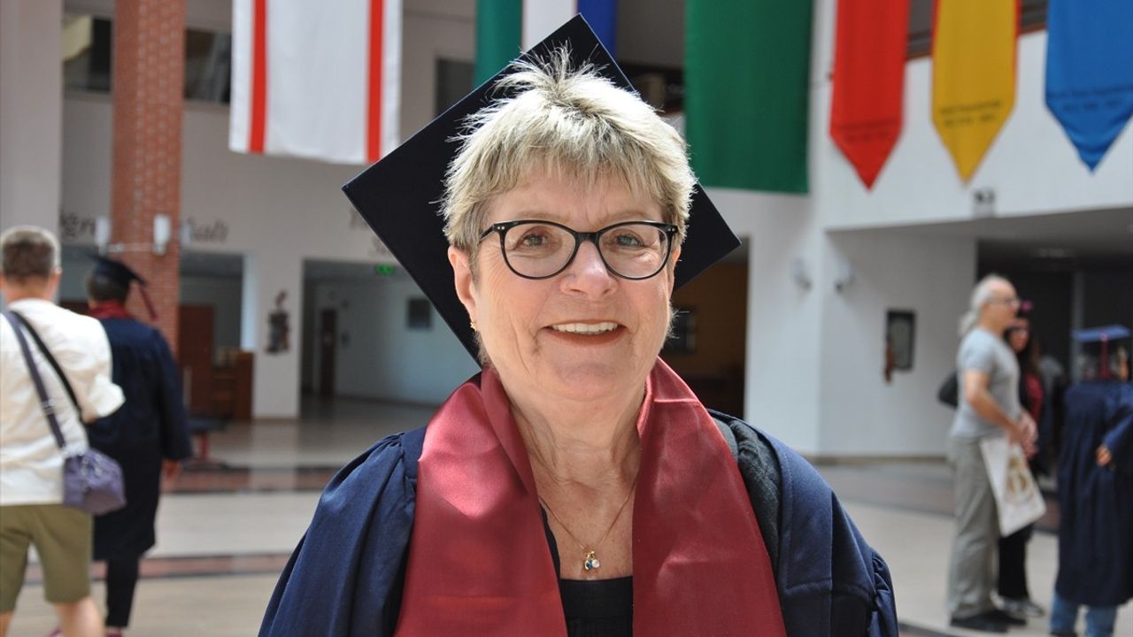 Anadolu Üniversitesi Mezunlarından 'Eğitimin Yaşı Yok' Mesajı