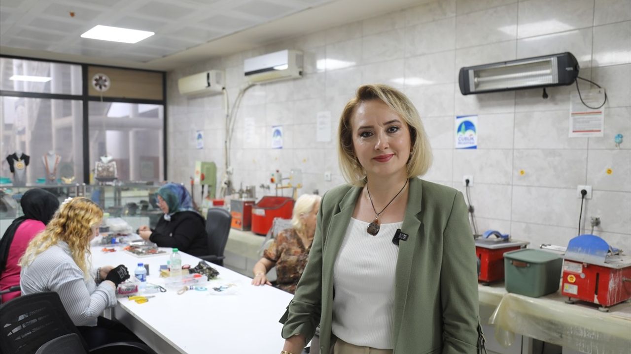 Ankara Çubuk’ta Kadınlar Agat Taşını Takılara Dönüştürüyor