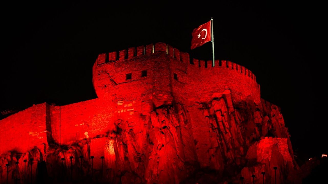 Ankara Kalesi ve Atakule, Jandarma'nın 186. Kuruluş Yılı İçin Işıklandırıldı