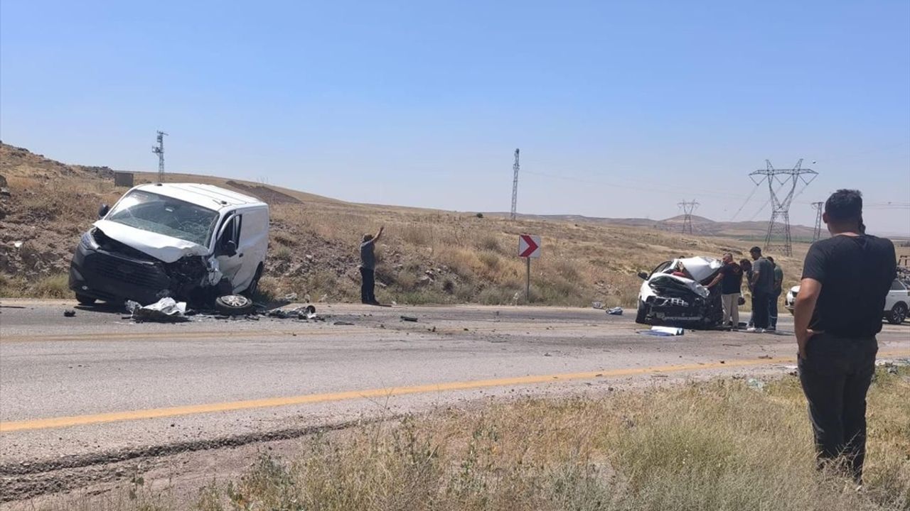 Ankara Sincan'da Otomobil ve Hafif Ticari Araç Çarpıştı: 1 Ölü, 1 Yaralı