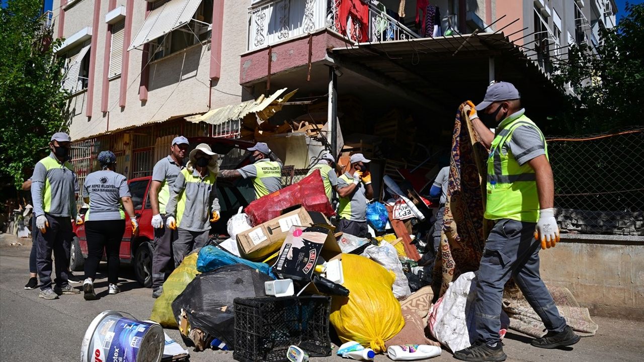 Antalya'da 6 Katlı Binadan 20 Kamyon Çöp Çıkarıldı