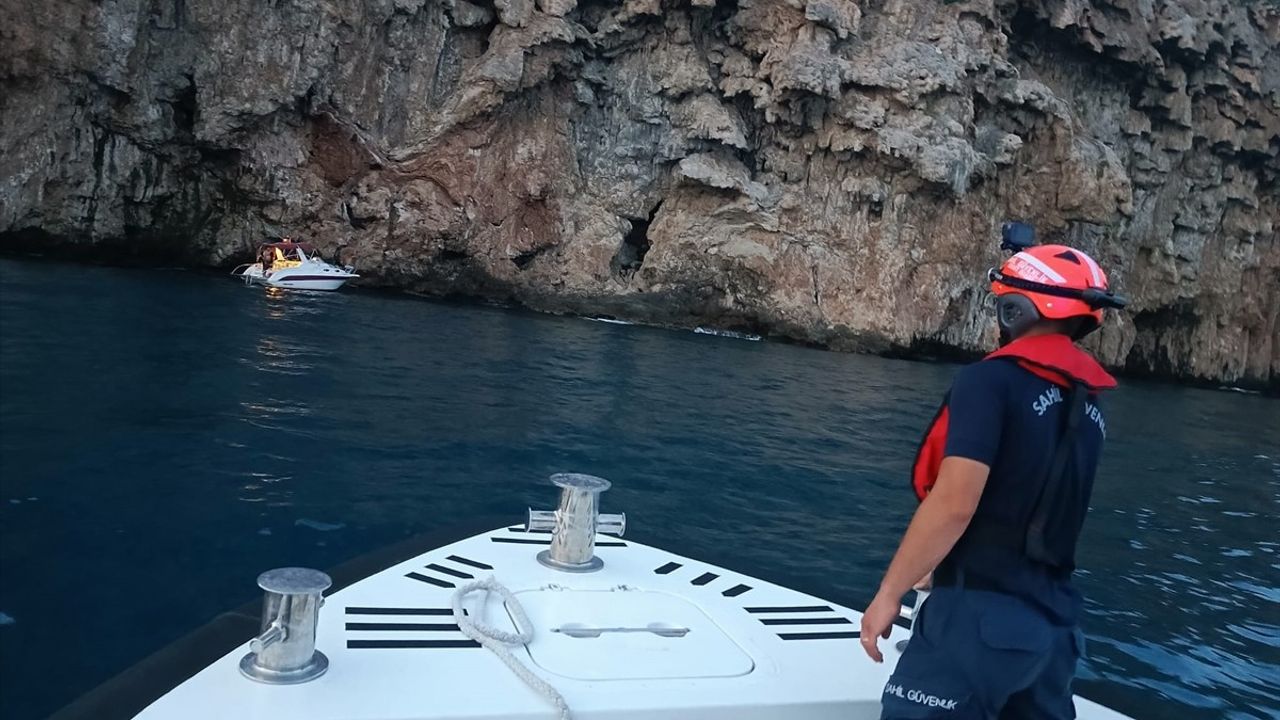 Antalya'da Arıza Yapan Teknedeki Üç Kişi Kurtarıldı