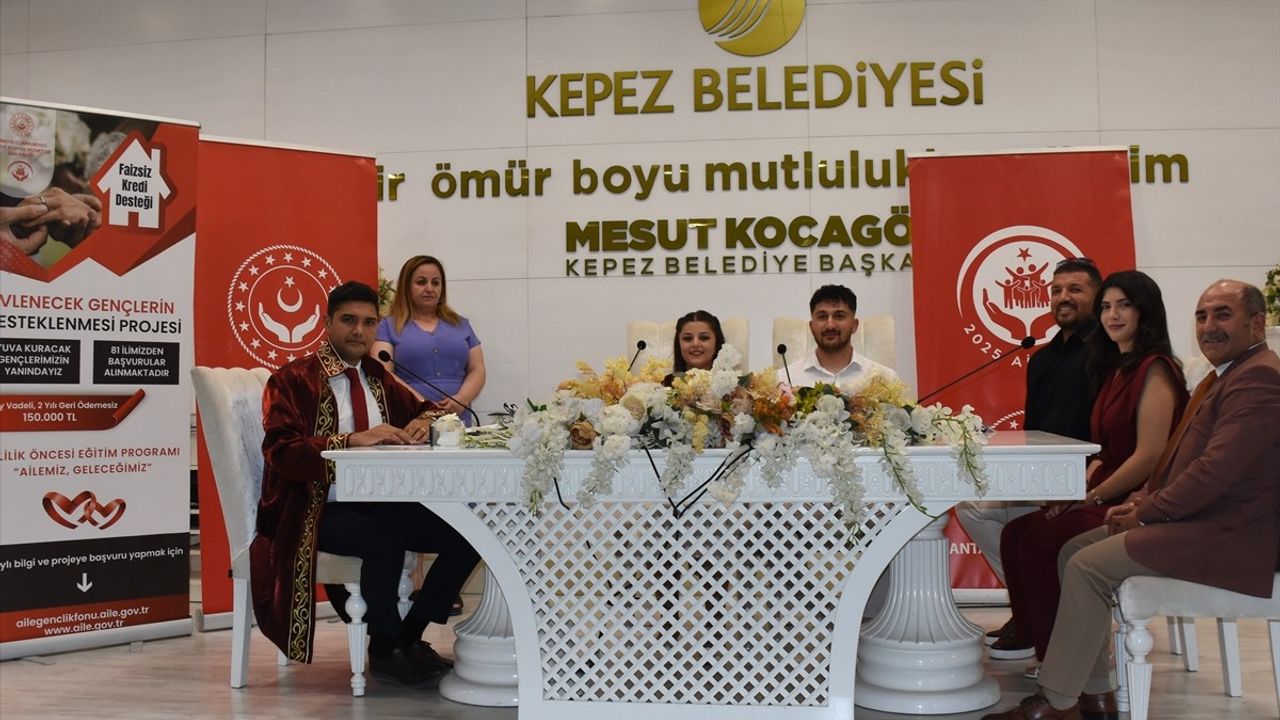 Antalya'da Evlenecek Gençlerin Desteklenmesi Projesi Kapsamında İlk Nikahlar Kıyıldı
