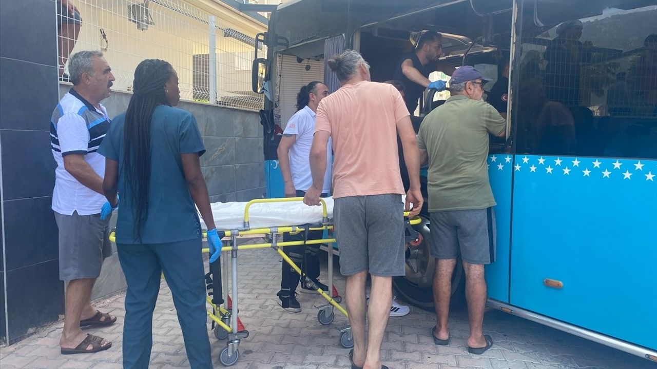 Antalya'da Halk Otobüsü ile Panelvan Çarpıştı: 3 Yaralı