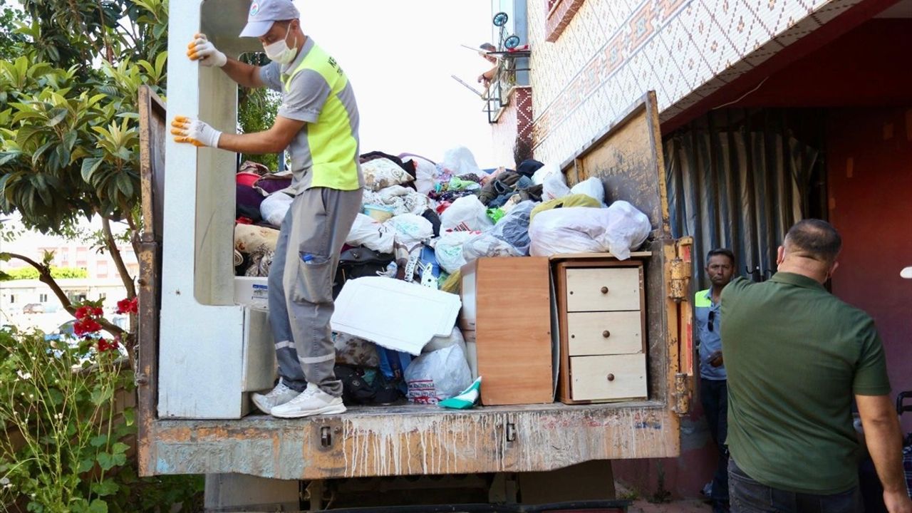 Antalya'da İki Çöp Ev Temizlendi: 8 Kamyon Atık Çıkartıldı
