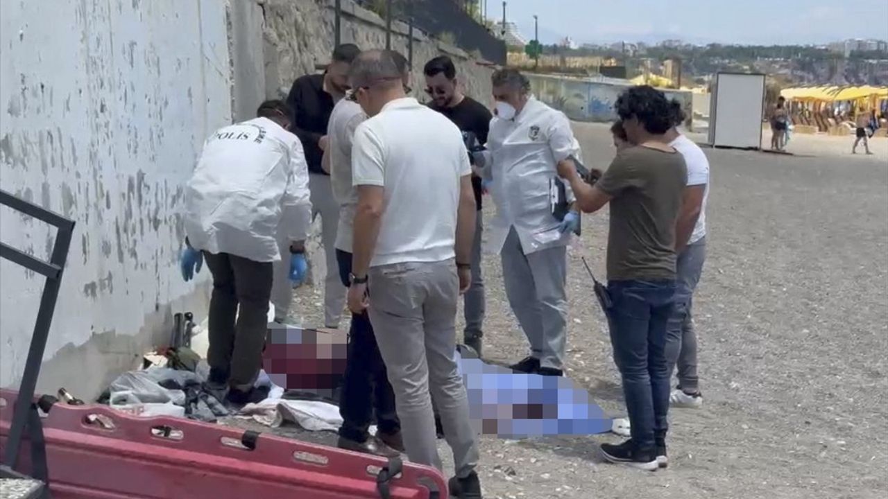 Antalya'da Konyaaltı Sahili'nde Erkek Cesedi Bulundu