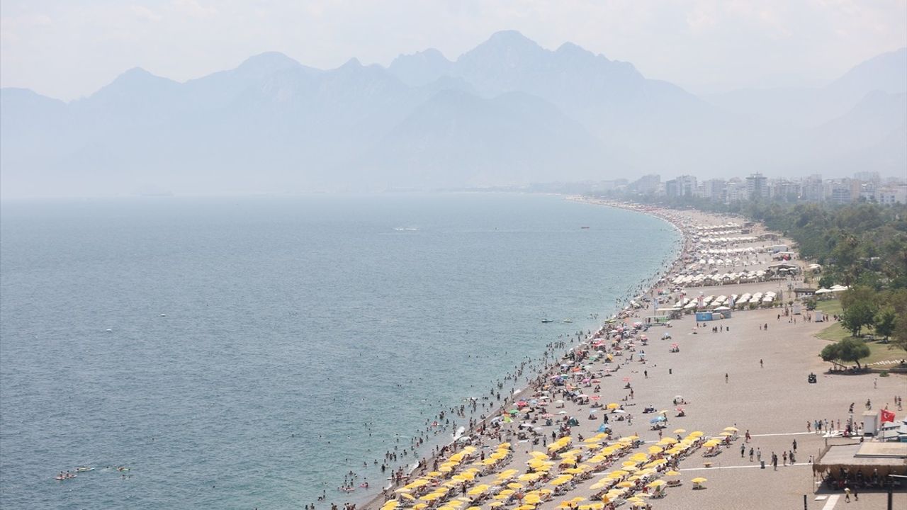 Antalya'da Kurban Bayramı'nda Sahil Yoğunluğu