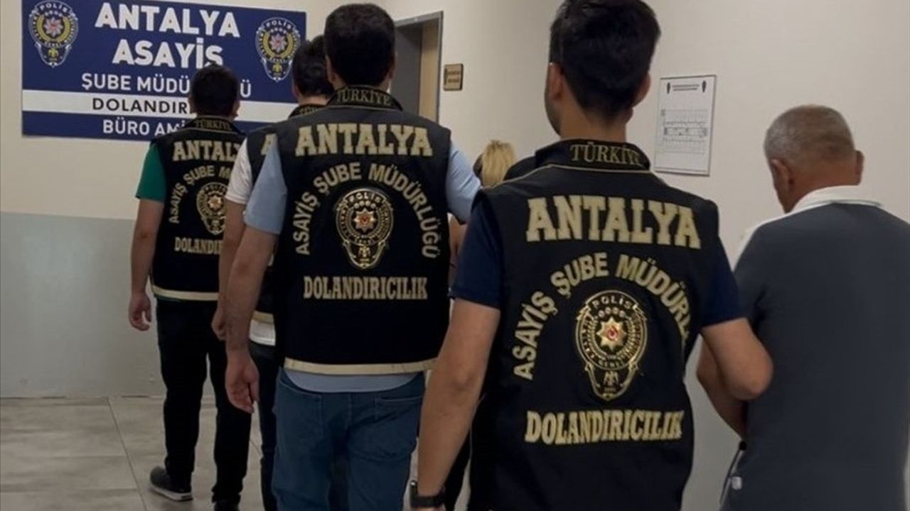Antalya'da Kuyumculara Sahte Altın Satan İki Zanlı Tutuklandı