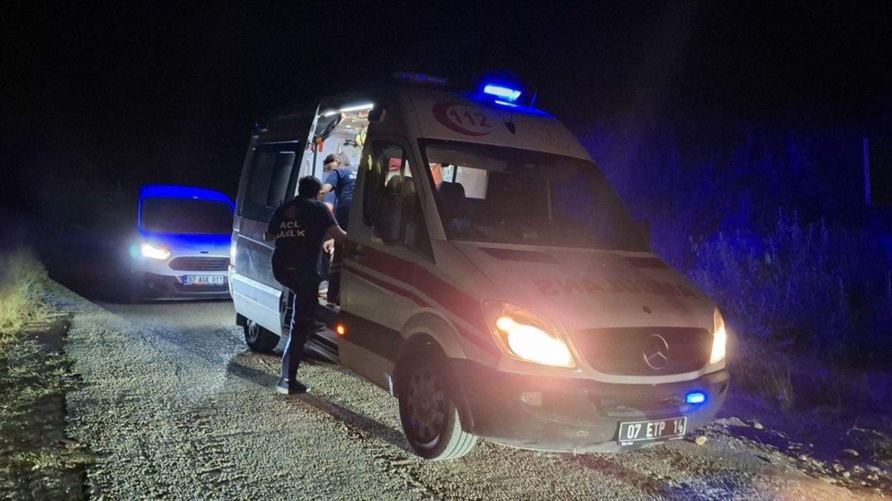 Antalya'da Manavgat Irmağı'nda Mahsur Kalan Üç Kişi Kurtarıldı