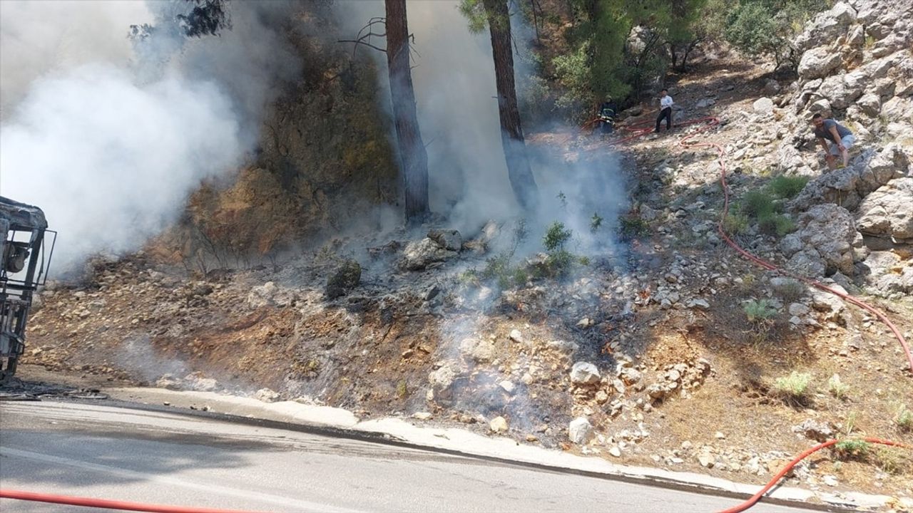 Antalya'da Otobüste Başlayan Yangın Ormana Sıçradı, Ekipler Alevlere Müdahale Etti