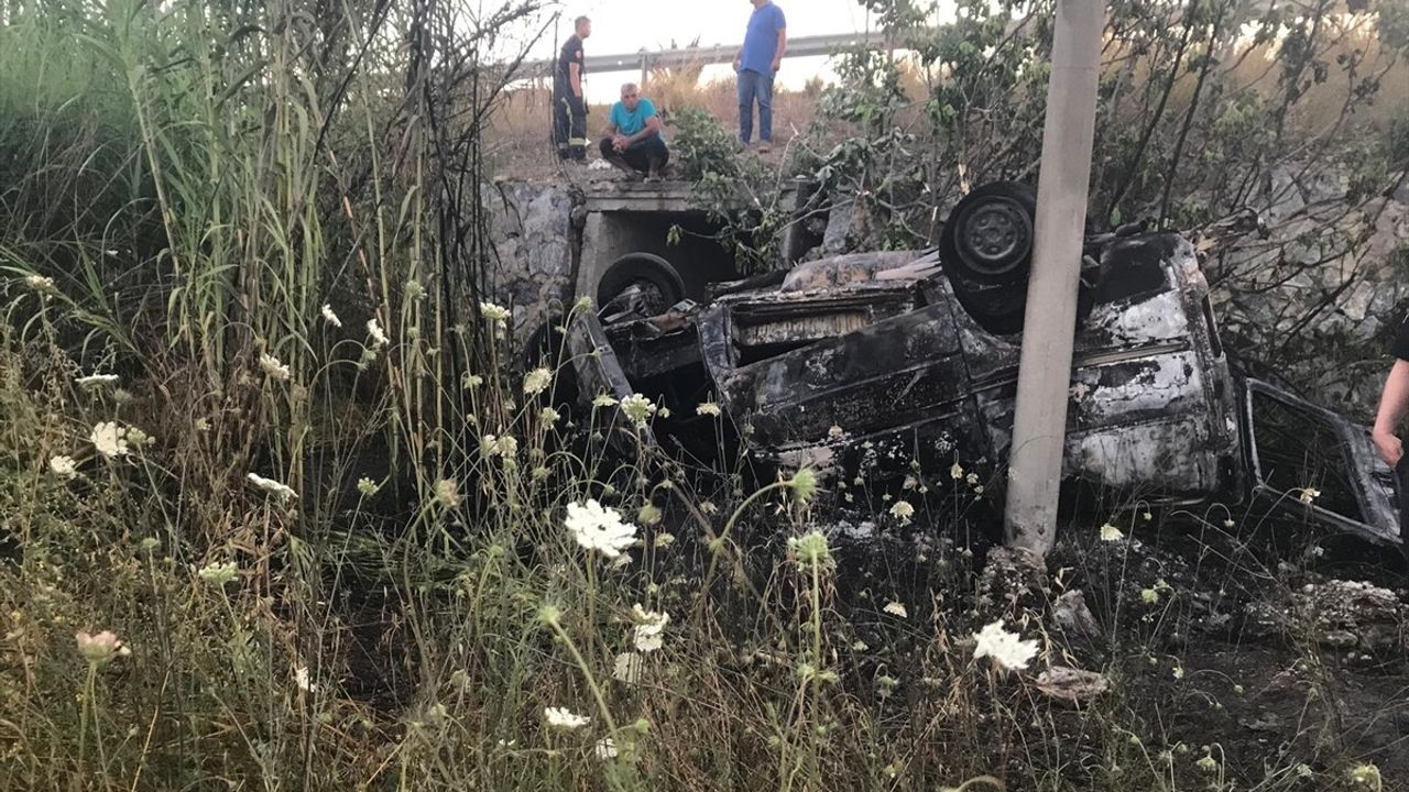 Antalya'da Şarampole Devrilen Hafif Ticari Araçta Sürücü Hayatını Kaybetti