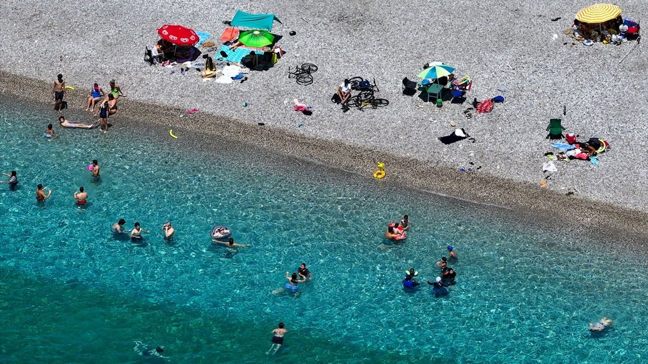 Antalya'da Sıcak Hava Etkisiyle Sahillerde Yoğunluk Artıyor